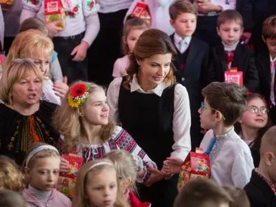 Ученики киевской инклюзивной школы защедровали для жены Президента