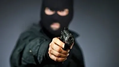 Озброєні невідомі в масках пограбували подружжя у Запоріжжі