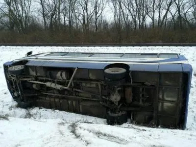 Автобус с 15 пассажирами перевернулся во Львовской области