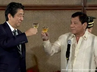 Президент Филиппин устроил премьеру Японии простой прием