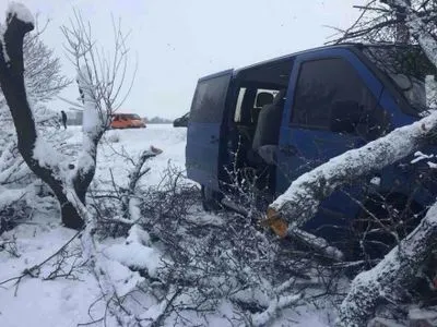 Микроавтобус наехал на мать с подростком в Донецкой области, женщина погибла
