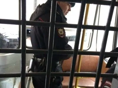 Кількість затриманих у Москві зросла до 50 осіб, одній жінці стало погано в автозаку