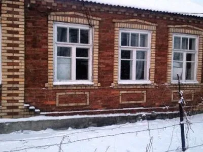 В прифронтовом г.Зализное Донецкой области в результате обстрела повредили дом
