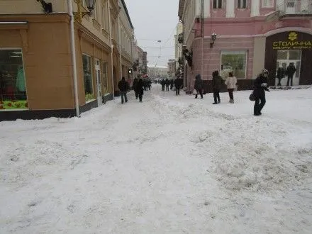 Более сотни военных вывели убирать улицы Ужгорода от снега