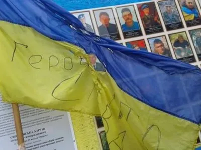 Неизвестные подожгли флаг Украины в Днепропетровской области