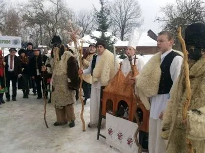 Колядки п′ятьма мовами лунали сьогодні на закарпатському фестивалі "Коляди в старому селі"