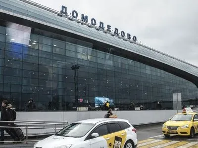Літак зіткнувся з навантажувачем у московському "Домодєдово"