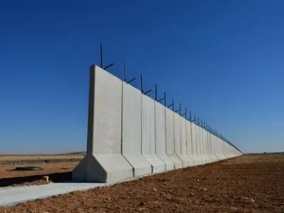 Турция построила бетонную стену на границе с Сирией и Ираком