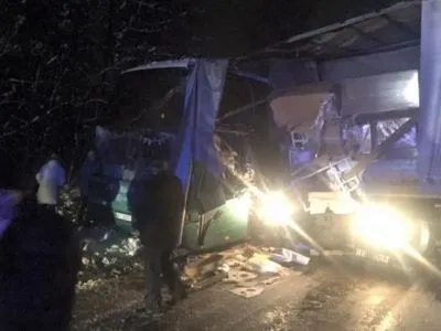 Автобус с туристами врезался в грузовик на дороге "Львов-Краковец"