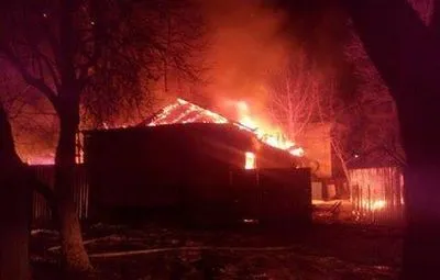 В элитном районе Одессы горит частный дом