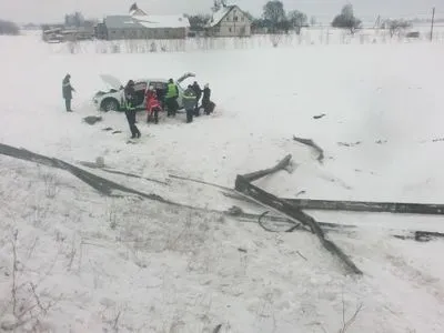 Легковушка слетела в кювет в Ровенской области, госпитализированы три человека