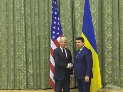 Дж.Байден прибыл на встречу с В.Гройсманом в Киев