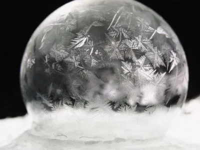 Американский фотограф снял на видео процесс замерзания мыльных пузырей