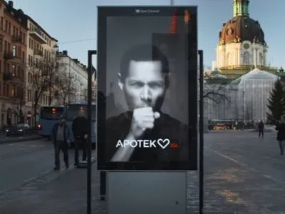 В Швеции установили рекламный щит, который кашляет на курильщиков