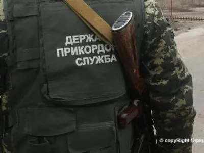 Пограничники со стрельбой остановили контрабандистов на Буковине