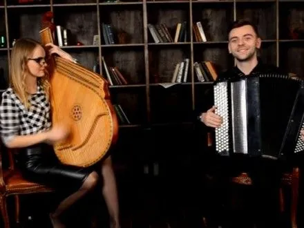 ukrayinski-muzikanti-zigrali-melodiyu-iz-serialu-sherlok-na-banduri-ta-bayani