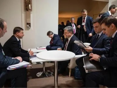 П.Порошенко в Давосе начал встречу с вице-президентом ЕК В.Домбровскисом
