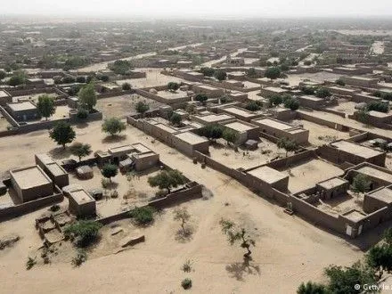 На севере Мали в результате подрыва смертника возле военной базы погибли около 40 человек