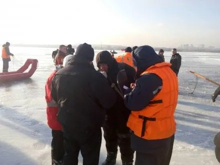 Водолази врятували у Києві рибалок, які опинилися на відірваній від берега крижині