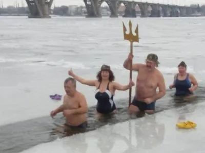 В Днепре любители зимнего купания готовились к Крещению