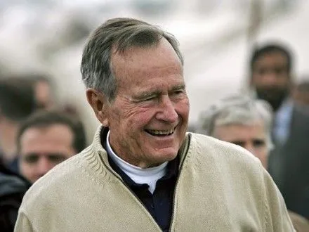 В США госпитализировали Дж.Буша-старшего - СМИ
