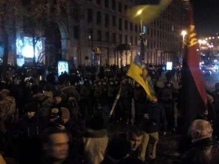 Появилось видео драки активистов и силовиков в Киеве на улице Грушевского