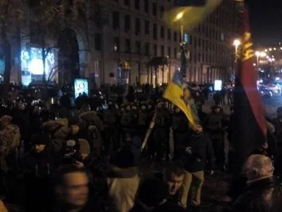 Появилось видео драки активистов и силовиков в Киеве на улице Грушевского
