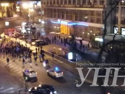 Группа активистов в центре Киева подорвала петарду и двинулась в направлении ВР