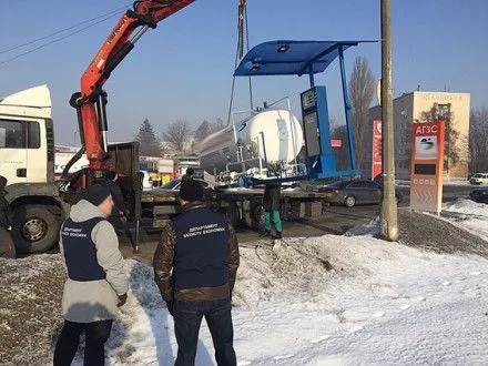 Незаконные газовые заправки демонтировали в Киеве