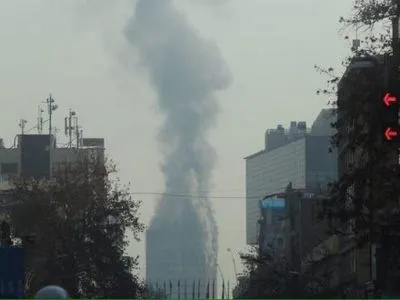Более 20 пожарных погребены под звали высотки в Тегеране