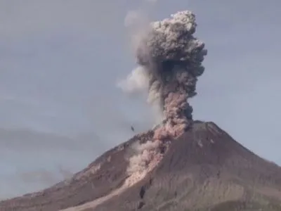 Активный вулкан в очередной раз проснулся в Индонезии