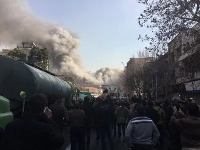 В результате обрушения высотки в Тегеране погибли 30 человек - СМИ
