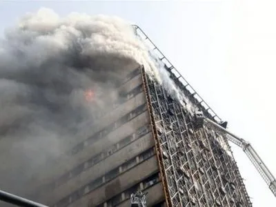 У центрі Тегерана загорівся і обрушився 17-поверховий будинок