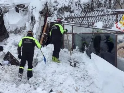 В італійському готелі, на який обрушилася лавина, знайшли 10 живих людей
