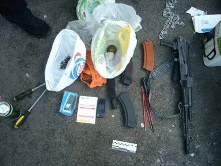 В автомобиле киевлянина обнаружили арсенал оружия и боеприпасов