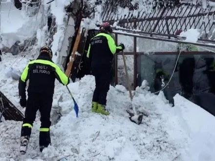 У Італії в заваленому лавиною готелі знайшли вісім живих людей