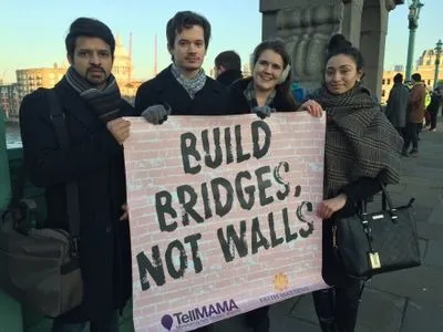 Активисты в Лондоне развернули баннеры на мостах через Темзу против инаугурации Д.Трампа