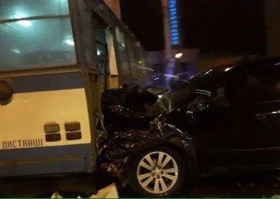 Внедорожник протаранил троллейбус в Ровно