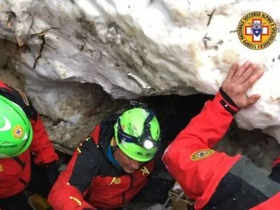 Після сходження лавини на готель в Італії 23 осіб вважаються зниклими безвісти - ЗМІ