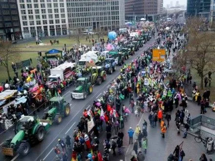 blizko-18-tis-demonstrantiv-u-berlini-vimagali-zminiti-agropolitiku