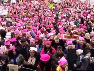 Десятки тысяч вышли на "Марш женщин" против Д.Трампа в Вашингтоне