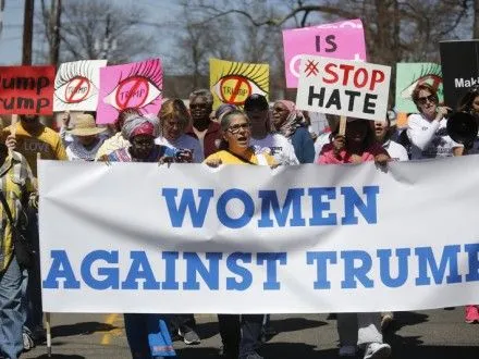 Тысячи женщин вышли на акции против Д.Трампа в Европе