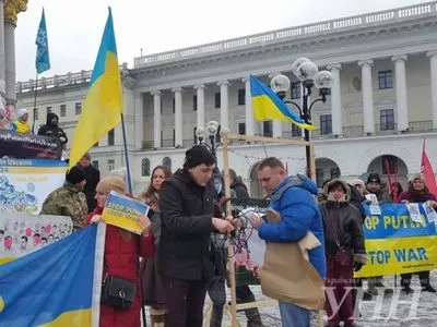 Більше 100 людей зібралося у центрі Києва на акцію  "Stop Putin's War In Ukraine"