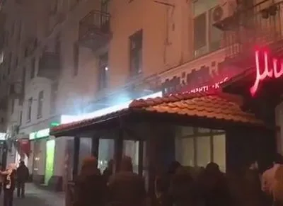 Через пожежу з кафе у Києві евакуювали людей