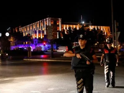 Неизвестный обстрелял автомобиль полиции в Стамбуле