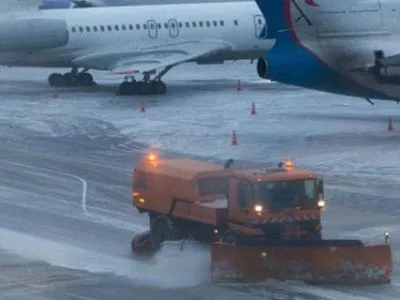 Понад 140 рейсів скасували в Японії через снігопади