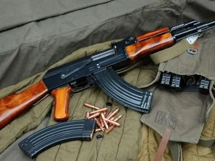 Військовослужбовець стріляв з автомата Калашникова у власній оселі на Донеччині