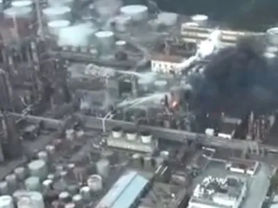 В Японии загорелся нефтеперерабатывающий завод