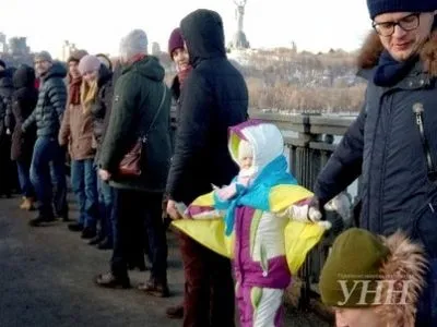 Киевляне объединили берега Днепра "живой цепью" в День Соборности
