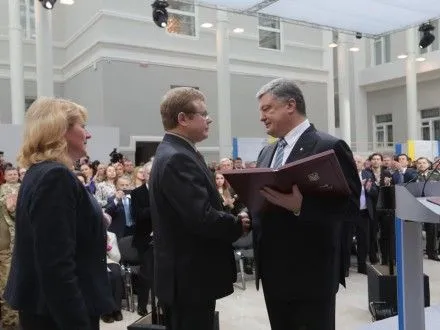 prezident-prisvoyiv-v-zhemchugovu-zvannya-geroya-ukrayini